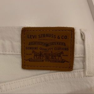 LEVI’S RIBCAGE STRAIGHT WHITE JEANS. Size 32. Barely worn!!